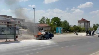 Seyir halindeki otomobil alev alev yandı