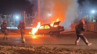 Seyir halindeki Tofaş otomobil alev topuna döndü