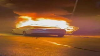 Seyir halindeyken yanmaya başlayan otomobil alev topuna döndü