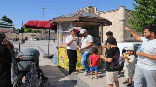 Seyyar tezgahlarını güneş enerji sistemiyle aydınlatıyorlar