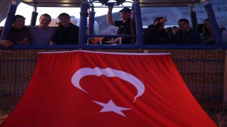 Sıcak hava balonları 15 Temmuzda Türk bayrağı ve pankartlarla havalandı