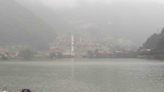 Sıcak hava Türkiyeyi kavururken, Uzungöl serinliğiyle nefes aldırıyor