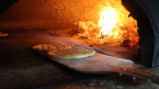 Sıcaklar bunalanlar kapalı alanlara kaçarken onlar serinlemek için dışarı çıkıyor