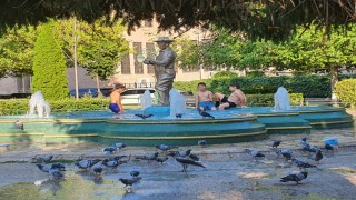 Sıcaklardan bunalan çocuklar süs havuzuna girerek serinlemeye çalıştı