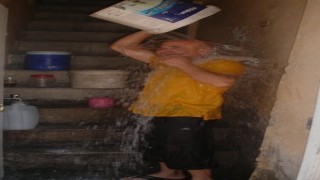 Sıcaklığa dayanamadı kafasından aşağı kovayla su döktü