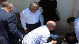 Sıcaktan bayılan gencin yardımına Başkan Büyükkılıç ve Sağlık Müdürü Erşan koştu