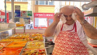 Sıcaktan bunalan aşçı çareyi havluda buldu