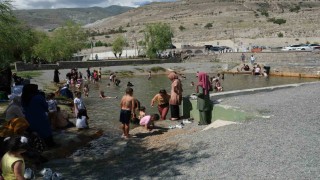 Sıcaktan bunalan çocuklar havuzda serinledi