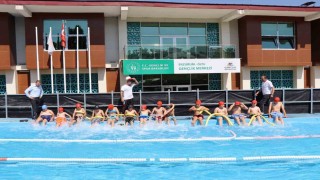 Sıcaktan bunalan çocuklar yüzme kurslarına akın etti