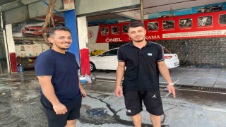 Sıcaktan bunalan köpeğin serinleme yöntemi izleyenleri gülümsetti