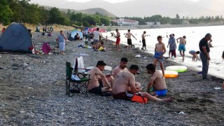 Sıcaktan bunalan vatandaşlar Van Gölüne akın etti