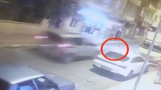 Siirtte aniden yola çıkan çocuğa aracın çarptığı anlar kamerada