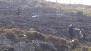 Sinopta çalılık alanda çıkan yangında kalan bir kadın, itfaiye ekiplerince kurtarıldı