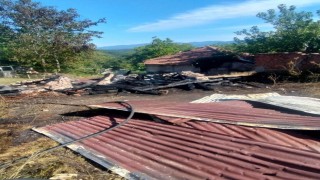 Sinopta çıkan yangında iki ahşap ambar küle döndü