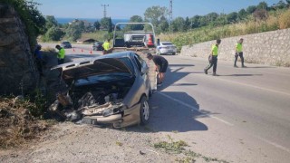 Sinopta otomobil duvara çarptı: 1i bebek 3 yaralı