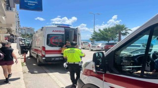 Sinopta otomobille motosiklet çarpıştı: 2 yaralı