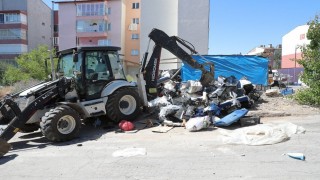Sivas Belediyesinden mahalle aralarındaki atık yığınlarına müdahale