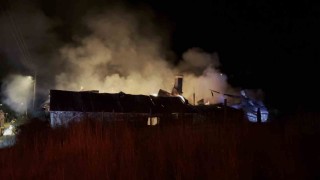 Sivasta çıkan yangında alevler geceyi aydınlattı