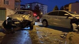 Sivasta iki otomobil çarpıştı: 6 kişi yaralandı