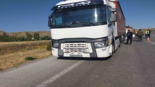 Sivasta otomobil tıra çarptı: 1 çocuk öldü, 5 kişi yaralandı