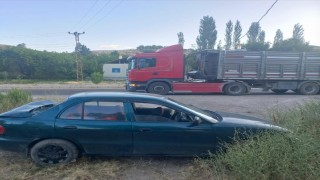 Sivasta tır ile otomobil çarpıştı: 2 yaralı