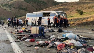 Sivasta yolcu otobüsü devrildi: 3 ölü, 24 yaralı