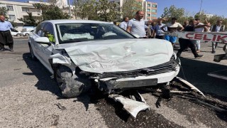 Siverekte iki otomobil kafa kafaya çarpıştı: 1 ölü, 4 yaralı