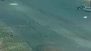 Siverekte otomobilin yayalara çarptığı an güvenlik kamerasında