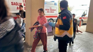 Siverekte yolun karşısına geçerken otomobilin çarptığı 2 kişi yaralandı