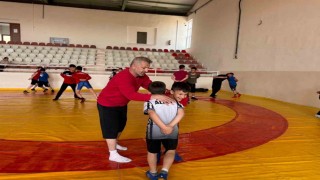 Söğütte güreş rüzgarı esti minik yiğitler minderde