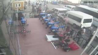 Sokak savaş alanına döndü: Sopa, taş ve kovalar havada uçuştu