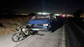 Sökede minibüs motosiklete çarptı: 3 yaralı