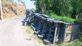 Sökede tır şarampole devrildi