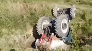 Sökede traktör sulama kanalına düştü