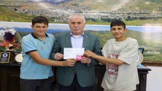 Şölen balonunu bulan gençlere ilk ikramiyeler teslim edildi