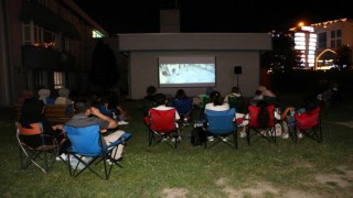 SUBÜde final sınavları sonrası açık havada sinema keyfi