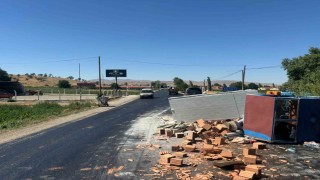 Şuhutta patpat devrildi: 5 kişi yaralandı