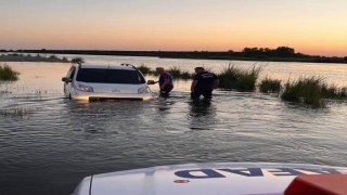 Suların yükseldiğini fark etmeyince ırmakta mahsur kaldılar