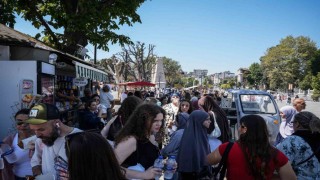Sultanahmette sıcak hava etkisi: Herkesin elinde su şişesi dikkat çekiyor