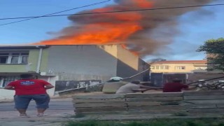 Sultanbeylide iki katlı binanın çatısı alevlere teslim oldu