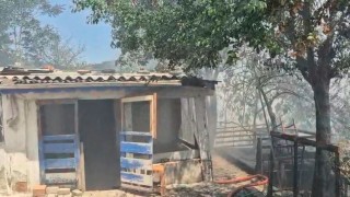 Sultangazide çıkan yangında 2 gecekondu kullanılamaz hale geldi