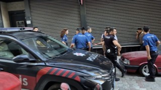 Sultangazide devriye görevi yapan polislere bıçaklı saldırı
