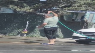 Sultangazide sıcaktan bunaldı: Hortumla hem kendini hem de aracını yıkadı