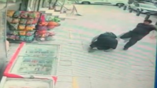 Sultangazide zihinsel engelli şahıs sokak ortasında annesine saldırdı