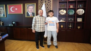 Sultangazili gençlerden büyük başarı: 2 LGS birincisi Başkan Dursunu ziyaret etti