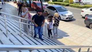 Şüphelinin kız kardeşi gazetecilere al bunu da çek diyerek el hareketi çekti