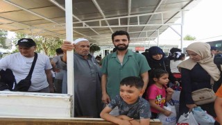 Suriyeliler  Türkiyeye teşekkürle veda ediyor