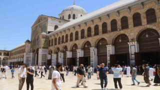Suriyeliler Cuma namazını kılmak üzere tarihi Emevi Camiine akın etti