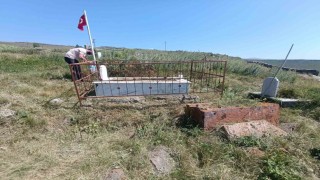 Susuz Kaymakamı Tutal, şehit mezarlarının bakım ve çevre temizliğini yaptırdı