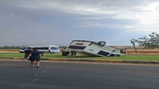 Takla atan minibüsten yara almadan kurtuldu